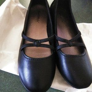 NorthStyle black crisscross flats